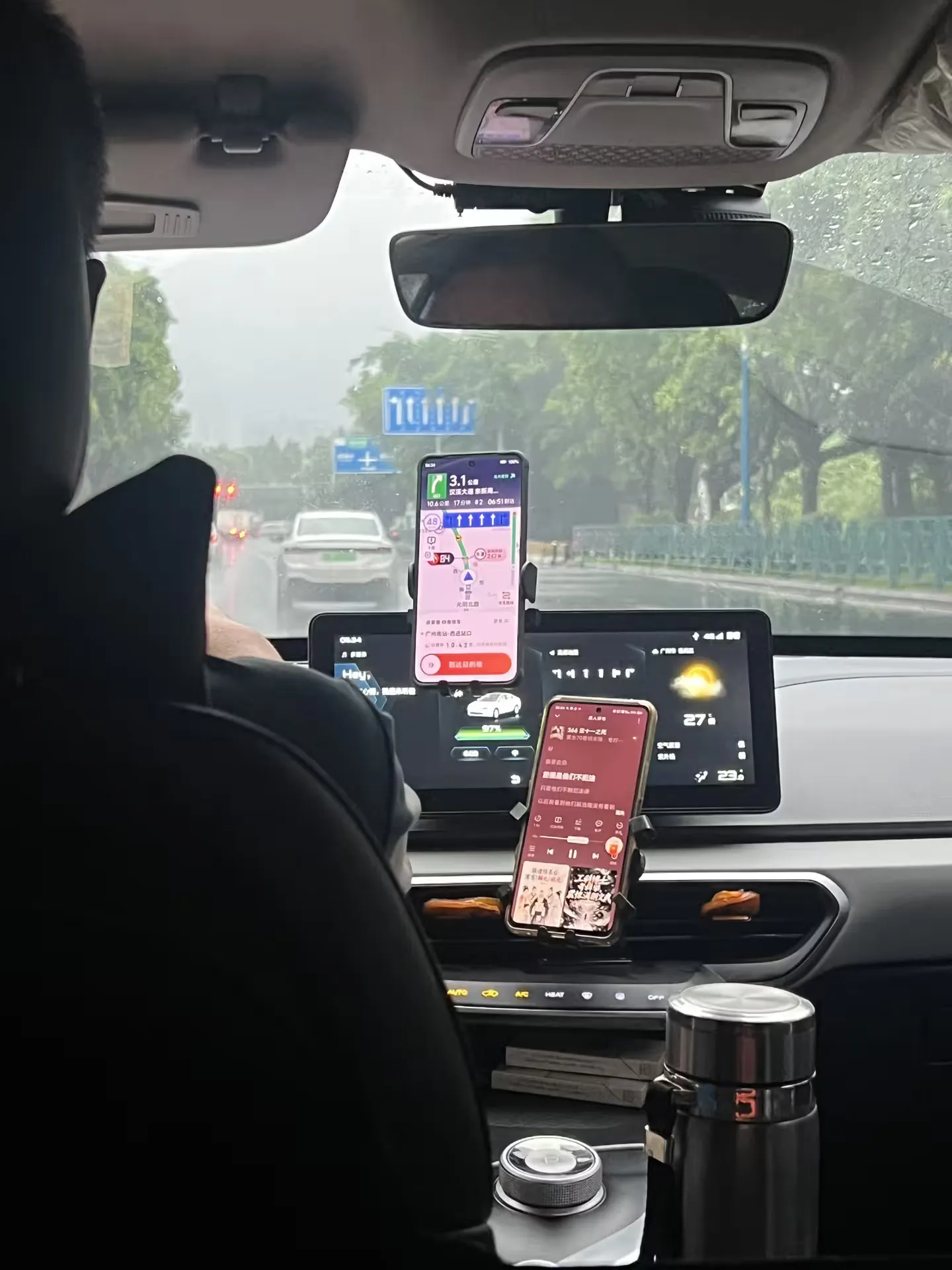 Riding a DiDi through rainy Guangzhou on the way to the south station