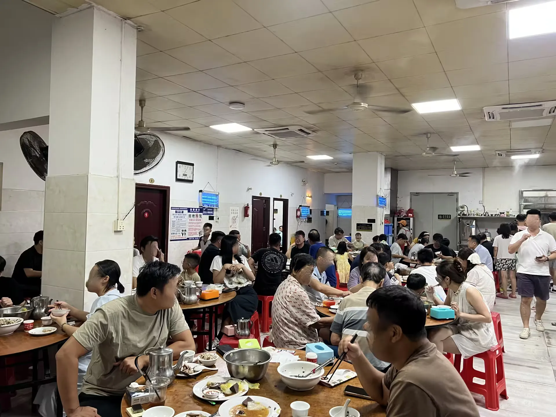 The goose restaurant full of diners